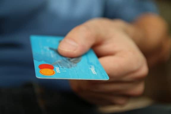 Kreditkarte in Hand